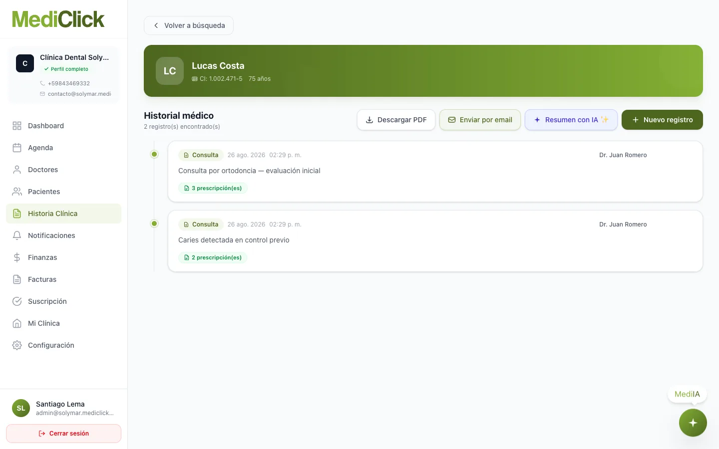 Historial médico de un paciente con dos registros de consulta, cada uno con fecha, odontólogo, motivo y cantidad de prescripciones