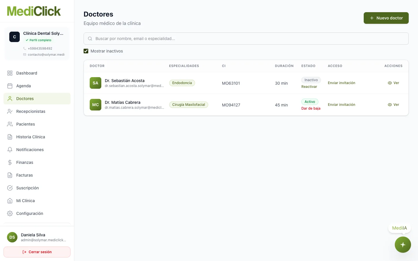 Listado de odontólogos con nombre, email, especialidades, cédula profesional, duración de turno, estado y columna de acceso al portal; la casilla Mostrar inactivos está tildada y se ven un odontólogo activo con la acción Dar de baja y uno inactivo con la acción Reactivar