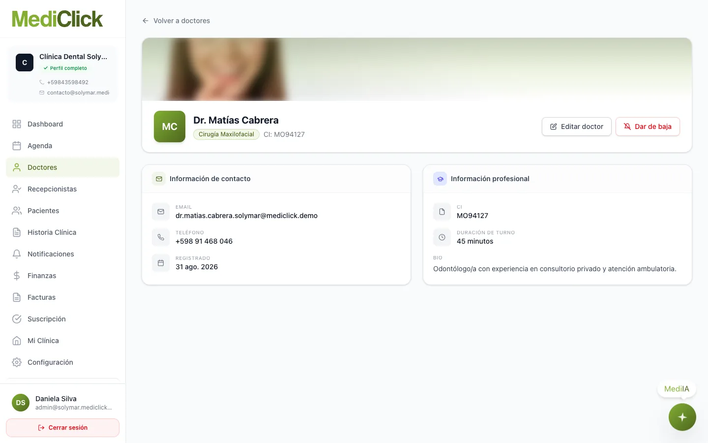 Ficha de un odontólogo con información de contacto e información profesional (matrícula, duración de turno y biografía) y los botones Editar doctor y Dar de baja